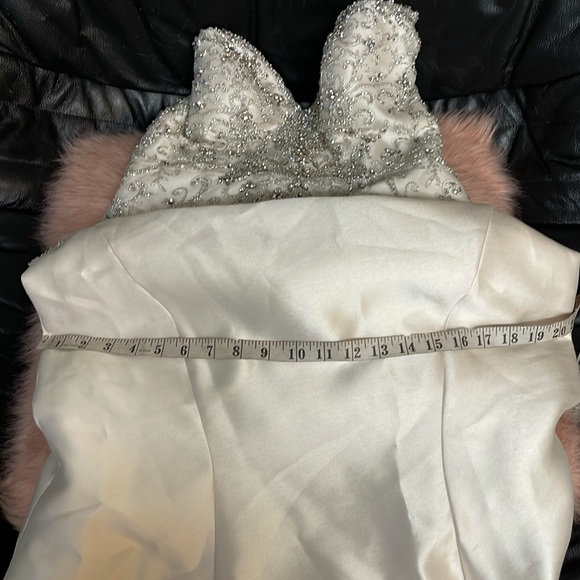 New essence of Australia beaded top with tiny buttons up entire back bridal gown - Picture 12 of 13